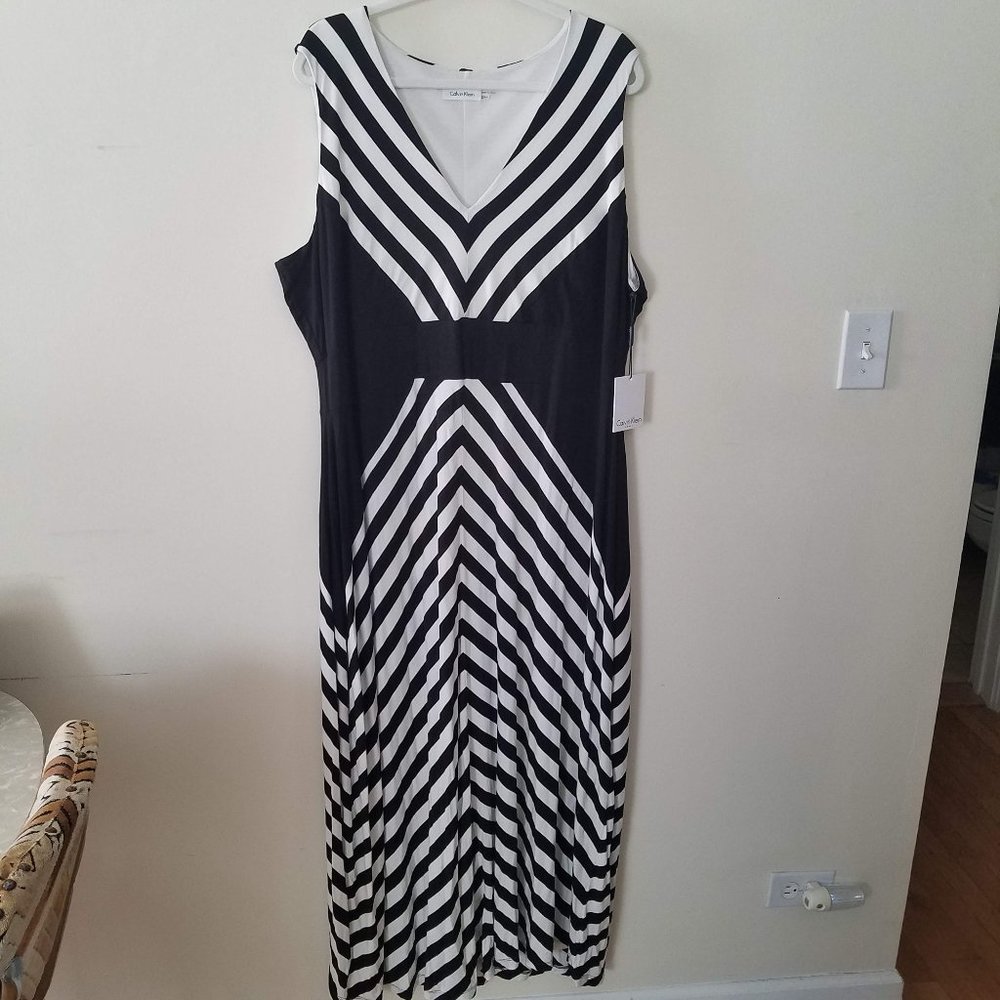 Calvin Klein 22W V Neck Sleeveless Maxi Dress